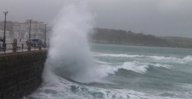 Cantabria estará este martes en riesgo naranja por fuertes vientos costeros y olas de siete metros 