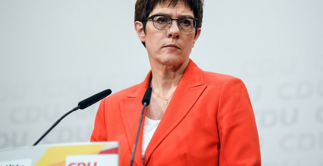 Kramp-Karrenbauer no sucederá a Merkel como canciller de Alemania tras la crisis en Turingia