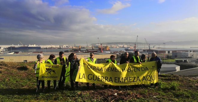 El "barco de la muerte" saudí carga explosivos en el puerto de Bilbao