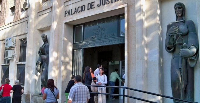 Condenan a un hombre por ofrecer sexo oral a menores en un instituto de Murcia