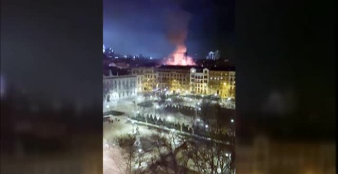 Aparatoso incendio en un edificio del centro de Madrid