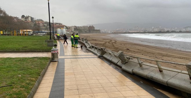 El fuerte oleaje daña 18 metros de un paseo marítimo en Getxo
