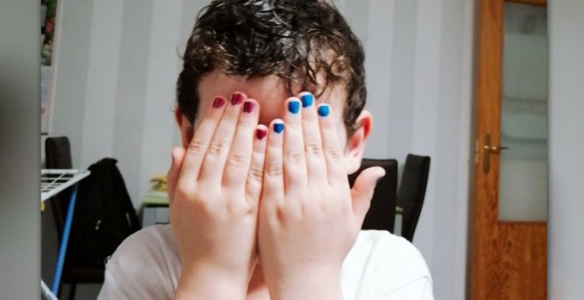 Twitter se llena de uñas de colores para apoyar a Jon, un niño al que sus compañeros le dicen que pintárselas "es de chicas"