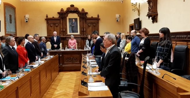 Pleno de Gijón guarda un minuto de silencio por Lorena Dacuña