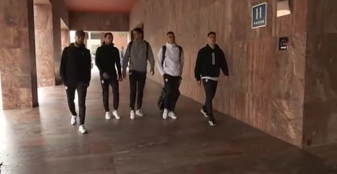 Los jugadores del Granada pasean por Bilbao horas antes del partido
