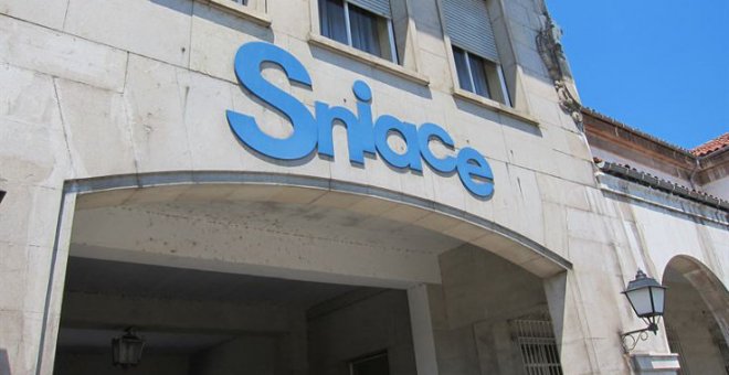 El comité de empresa de Sniace se encierra durante seis horas para reclamar el pago de la última nómina