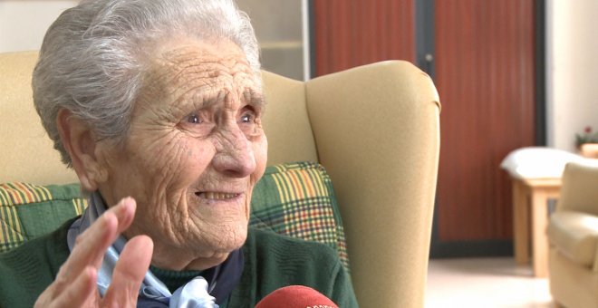 Anciana en su 100 cumpleaños pide a políticos que se cree empleo