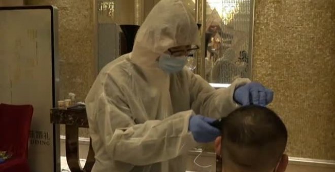 Personal médico de Wuhan se corta el pelo para evitar contagios