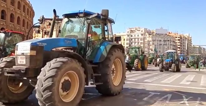 Tractores recorren el centro de València junto a agricultores para defender el campo valenciano