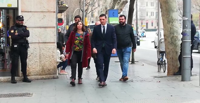 Neus Truyol, recibida en el Juzgado por animalistas al grito de "dimisión"