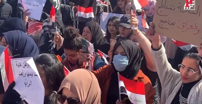 Las mujeres defienden su derecho a manifestarse con ellos en Irak