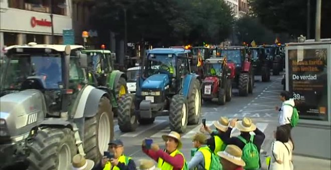 Miles de agricultores colapsan el centro de Valencia para reclamar unos precios justos