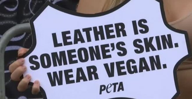 Dolorosa protesta de PETA en Londres contra la semana de la moda