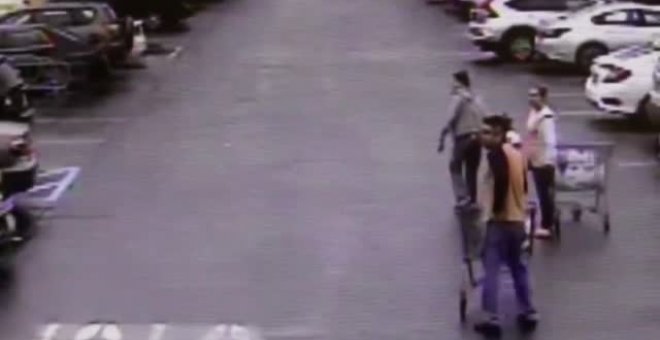 Un hombre detiene a un ladrón lanzándole un carro de la compra