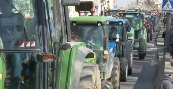 Miles de tractores cortan las carreteras españolas por la dignidad de la agricultura