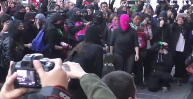 Un grupo de mujeres se manifiesta contra los feminicidios en México