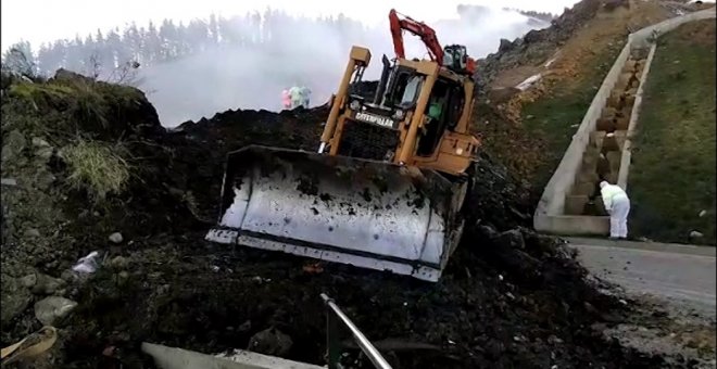 Operarios trabajan tras el derrumbe del vertedero de Zaldívar