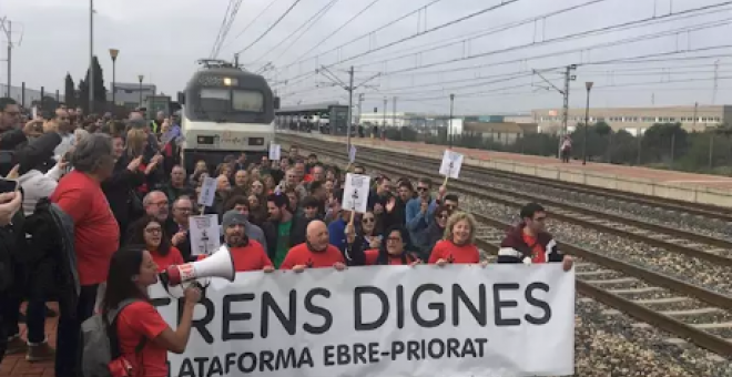 Centenars de persones demanen "trens dignes" per a les Terres de l'Ebre