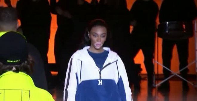 Naomi Campbell abre el desfile de Tommy Hilfiger en Londres