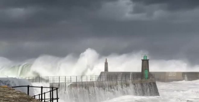 Aviso naranja por olas de hasta 8 metros en el Cantábrico