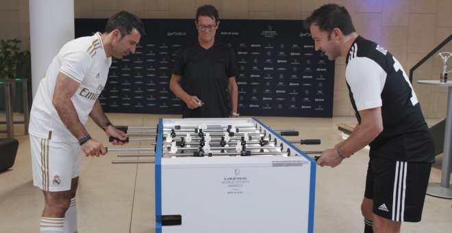 Enfrentamiento al futbolín entre Alessandro del Piero y Luis Figo