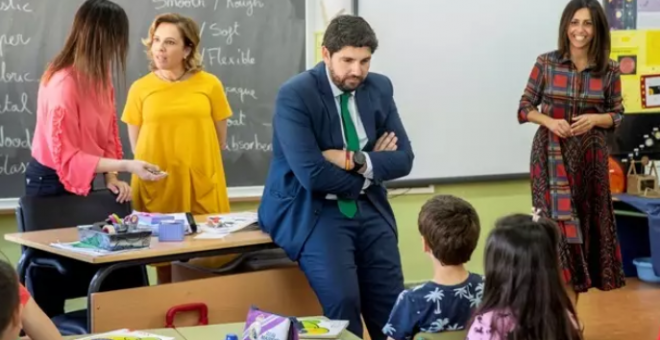 Una madre usa la censura parental para evitar que su hija asista a la visita del presidente de Murcia a su colegio