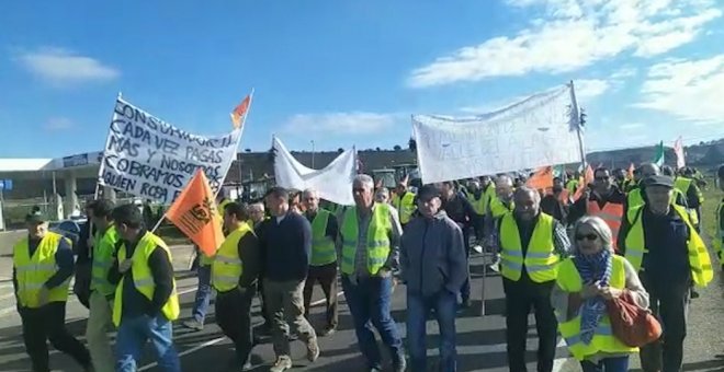 Agricultores mantienen cortada la autovía EX-A1