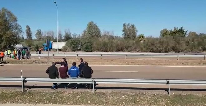 Agricultores cortan al tráfico la A-5 en ambos sentidos a la salida de Badajoz
