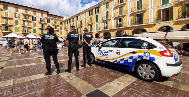 Quinze policies locals processats per la màfia de Palma patrullen la ciutat amb les seves armes i uniformes