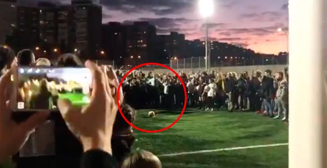 Almeida pega un balonazo a un niño inaugurando un campo de fútbol