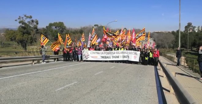 300 concentrados ante Iqoxe por la explosión en La Canonja (Tarragona)