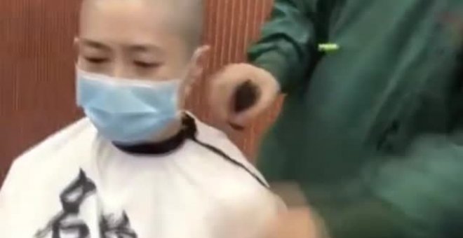 Espectaculares imágenes de enfermeros chinos rapándose el pelo