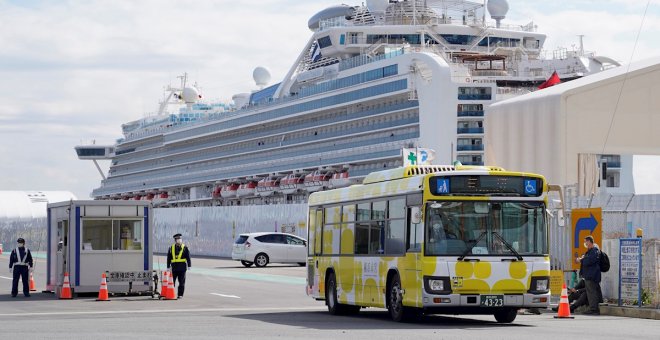Mueren dos pasajeros de un crucero anclado en Japón por el coronavirus en plena polémica por la cuarentena