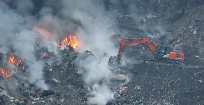 La maquinaria trata de extinguir el fuego de Zaldibar