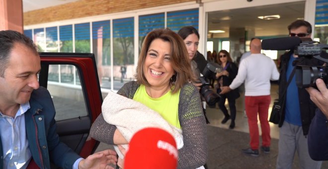Díaz presenta a su nueva hija a la salida del hospital Virgen del Rocío