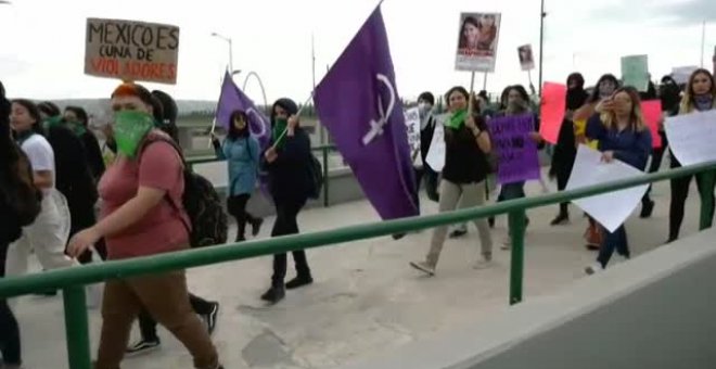 Activistas contra la violencia machista marchan en la frontera de Tijuana con EEUU