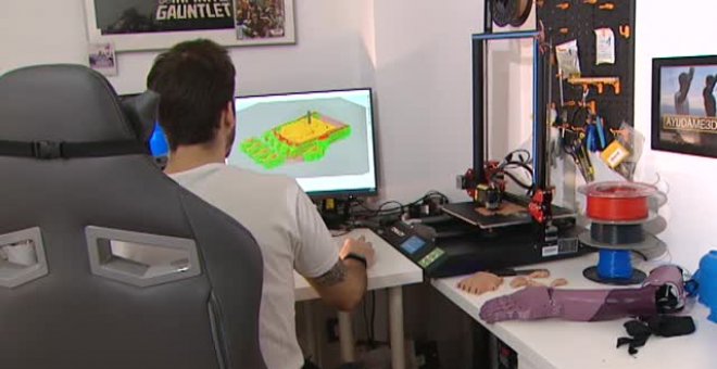 El joven madrileño que fabrica brazos en 3D para personas sin recursos