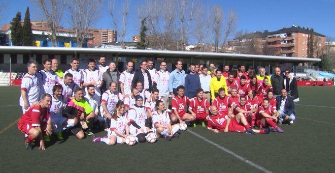 Aguado realiza el saque de honor en un partido amistoso de fútbol