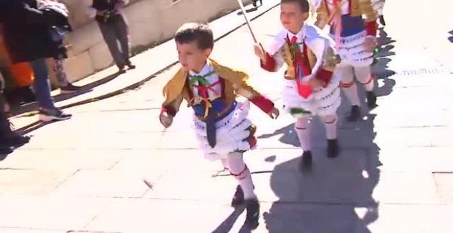 Los peliqueiros se adueñan de la localidad de Laza durante el carnaval