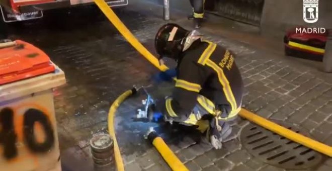 Los bomberos rescatan a un hombre del incendio de su vivienda en Madrid