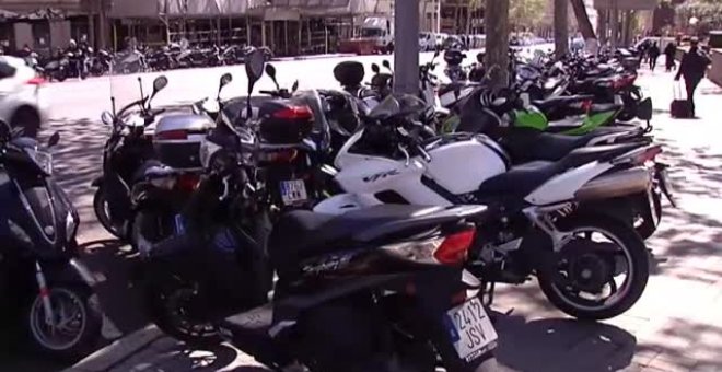 Barcelona empieza a multar a las motos por aparcar en la acera