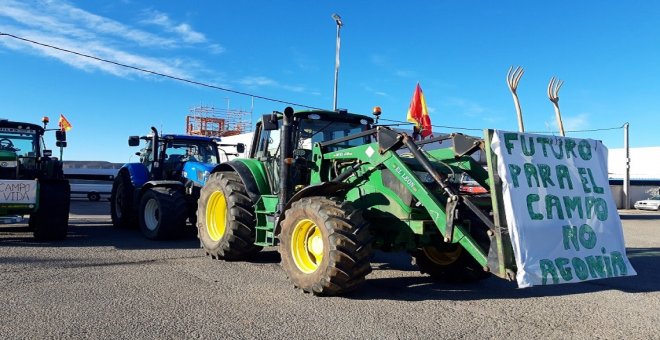Agricultores y ganaderos reclaman "futuro para el campo" con una tractorada en Molina de Aragón