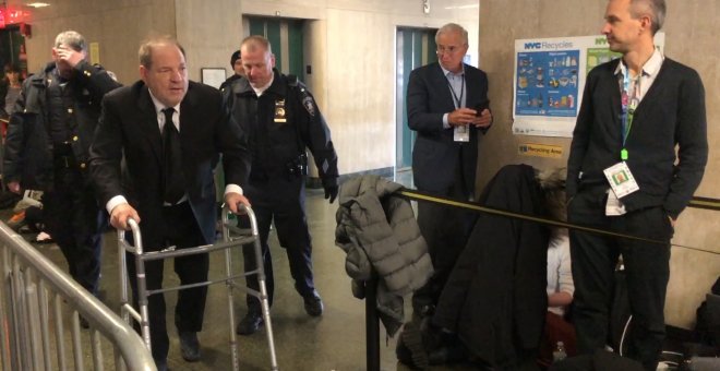 Weinstein saliendo de los juzgados en Nueva York