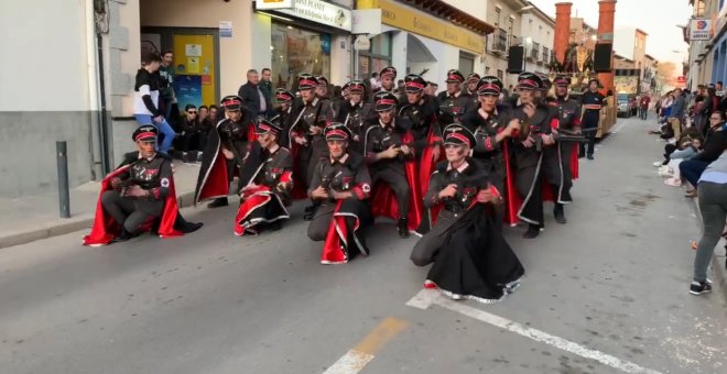 Comparsa con temática del Holocausto participa en un desfile de Carnaval