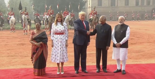 Melania escoge a Carolina Herrera para su segundo look en la India