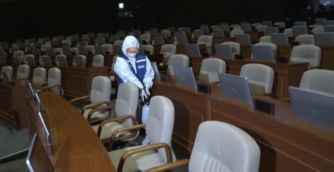 Desinfectan el parlamento de Corea del Sur