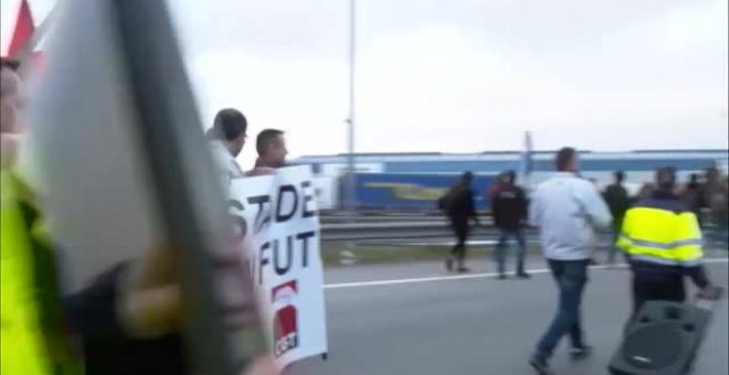 Los trabajadores de Nissan cortan la Ronda Litoral de Barcelona en protesta por los recortes