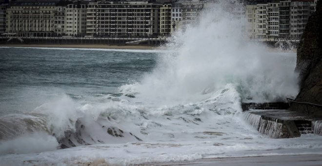 La nieve, el viento y las olas ponen este miércoles en riesgo a 16 provincias