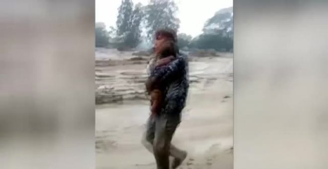 Emocionado rescate de un bebé que pasó seis horas sepultado por una avalancha de lodo en Colombia