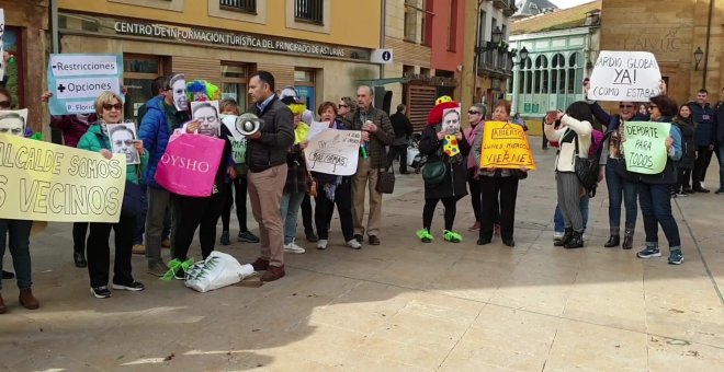 Concentración de usuarios de polideportivos contra el Gobierno local de Oviedo